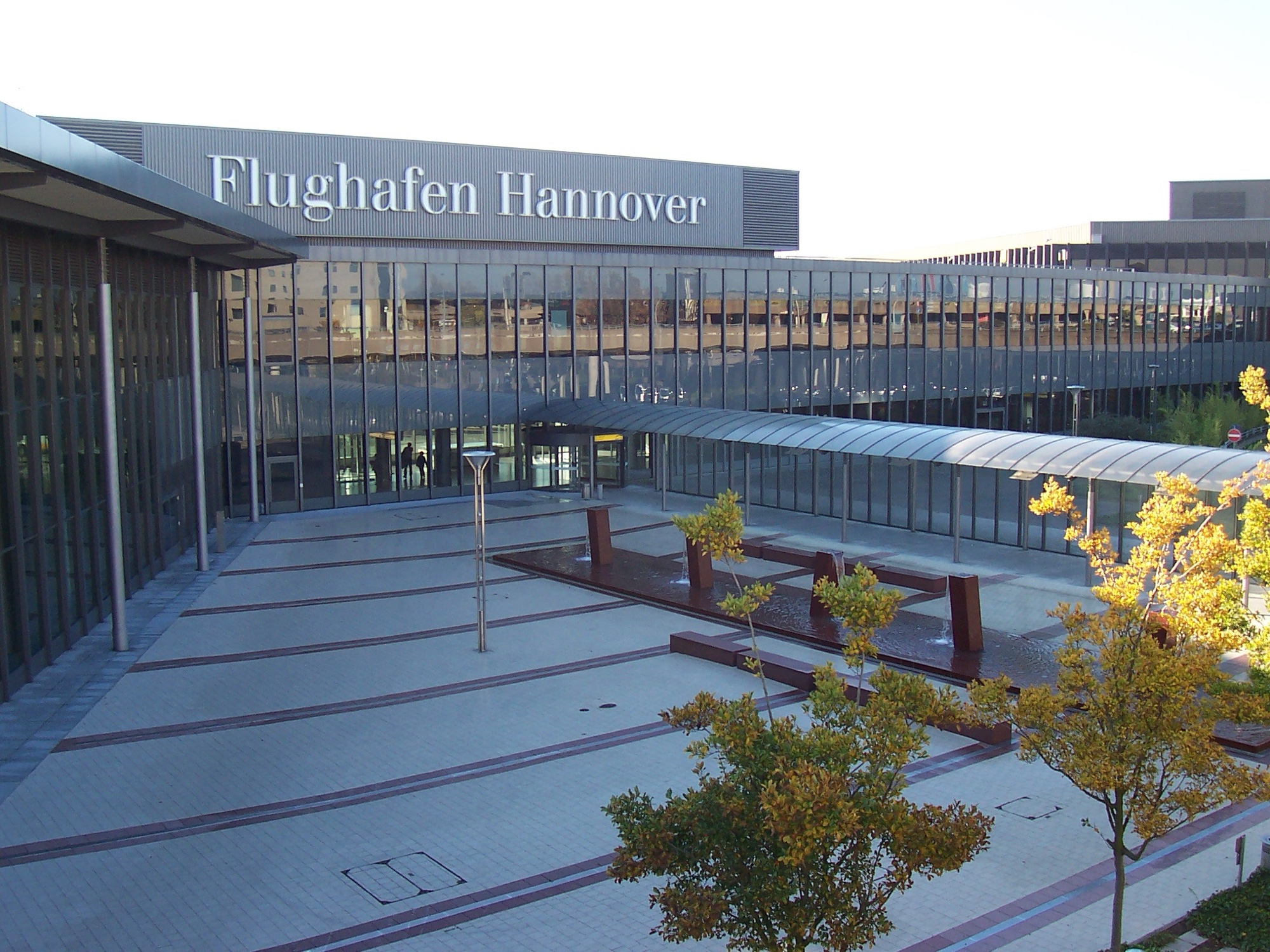 Flughafen Hannover Terminal Vorfahrt und Architektur mit Schriftzug